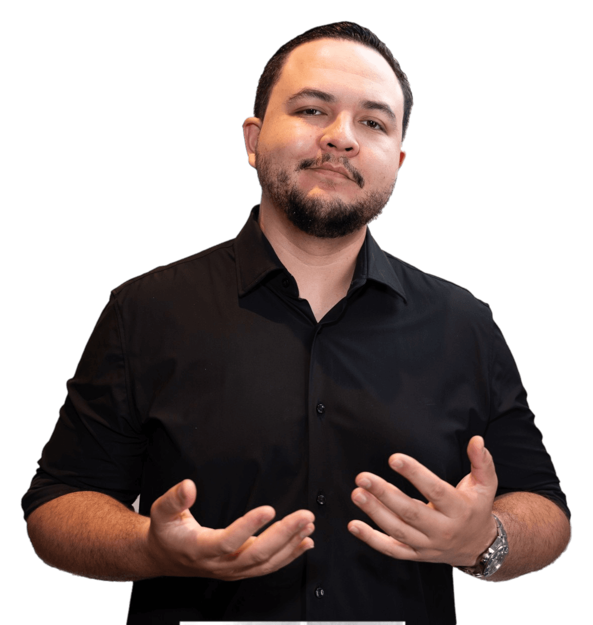 Steven Zamora, fundador de FINSZ Group, explicando con las manos abiertas